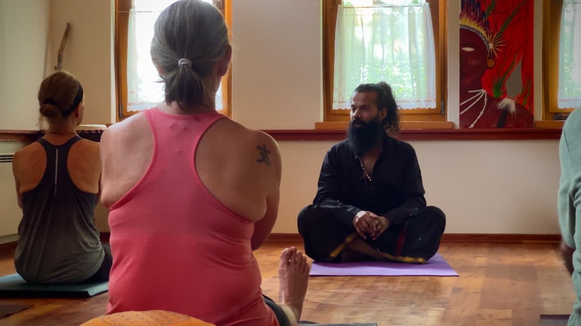 Yogastunde mit Teilnehmern und Lehrer im Studio Birkenhof