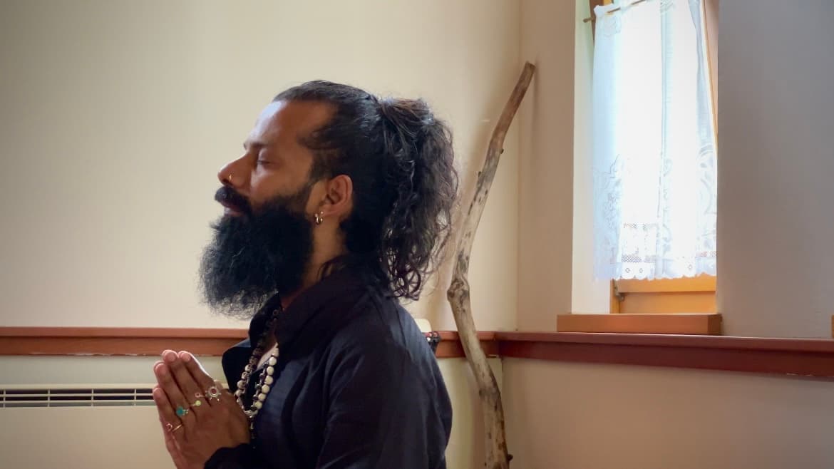 Lehrer Greeni Lijoy in Meditation und Anjali Mudra