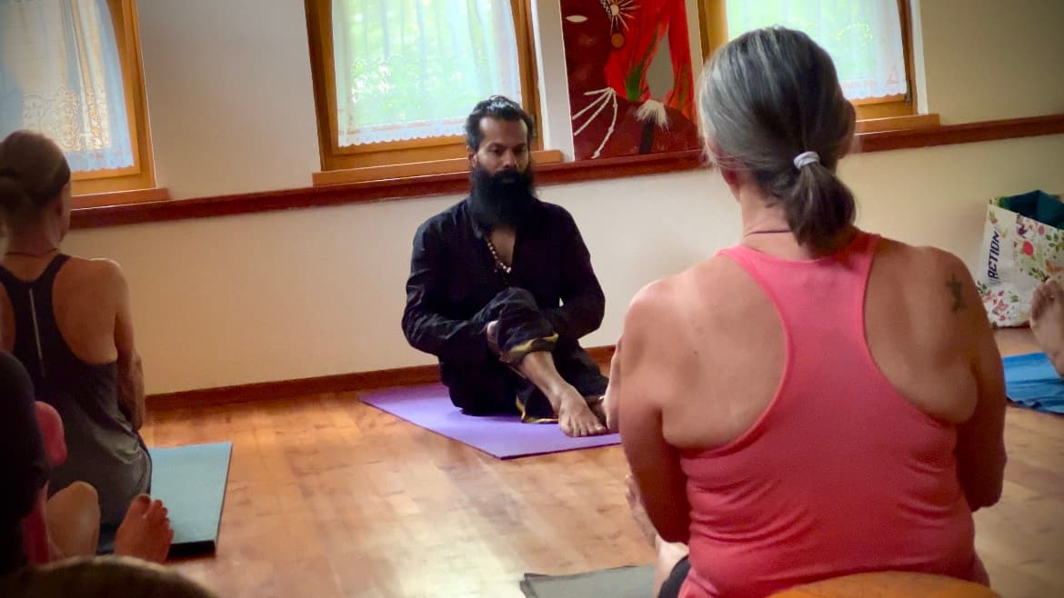 Demonstration der Sookshmavyama-Methode im Hatha Yoga Anfängerkurs